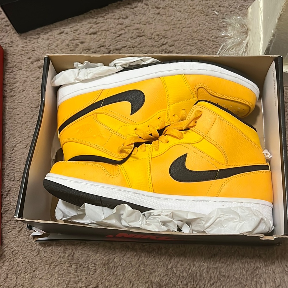 Yellow Jordan 1’s